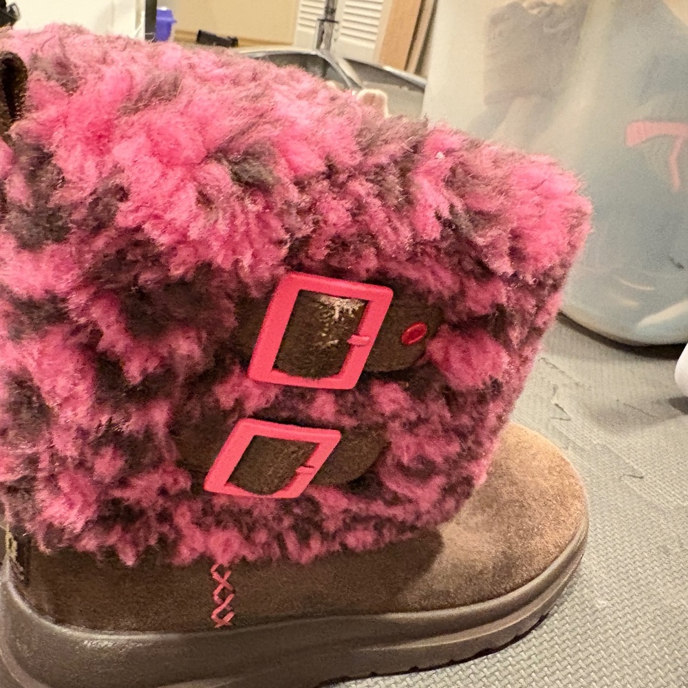Uggs - image 1